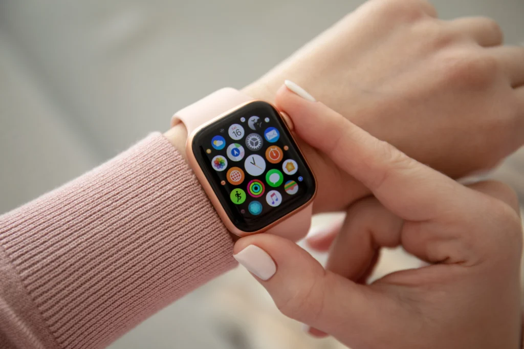 Energiatakarékosabb kijelzővel érkezhet a következő Apple Watch