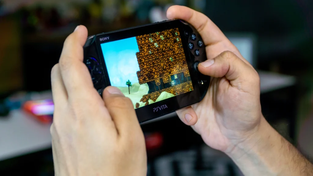 Új kézikonzolt fejleszt a Sony, amin natívan futhatnak majd a játékok